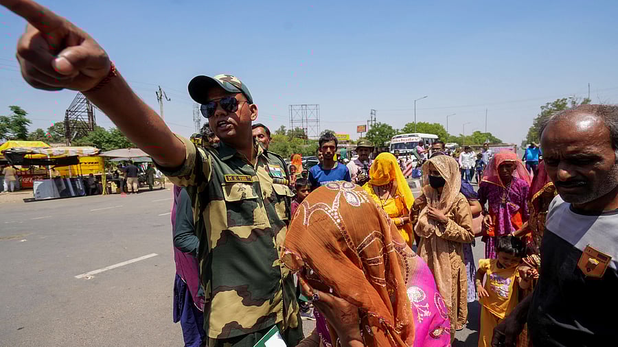 <div class="paragraphs"><p>A BSF personnel guides Pakistani nationals arriving to cross over to their country as the deadline to exit India nears its end, amid escalating tensions between the two countries over the Pahalgam terror attack, at the Attari-Wagah border point, near Amritsar, Sunday, April 27, 2025. </p></div>