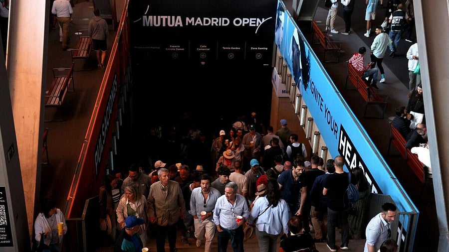 <div class="paragraphs"><p>Fans are seen walking back after the matches got suspended due to a power outage in Madrid.&nbsp;</p></div>