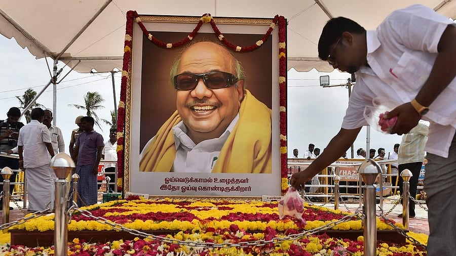 <div class="paragraphs"><p>People pay homage to late DMK patriarch M Karunanidhi. For representational purposes.</p></div>