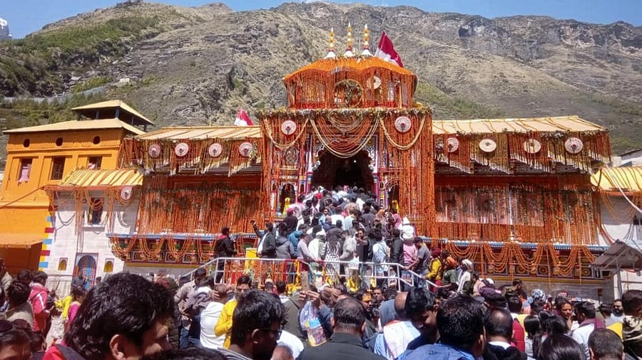 <div class="paragraphs"><p>File image of devotees thronging the Badrinath Temple during the Char Dham Yatra.</p></div>