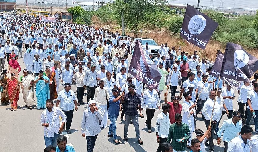 <div class="paragraphs"><p>Members of Veerashaiva and Lingayat communities take out a protest march from the bypass road to the new deputy commissioner’s office in Raichur on Monday. </p></div>