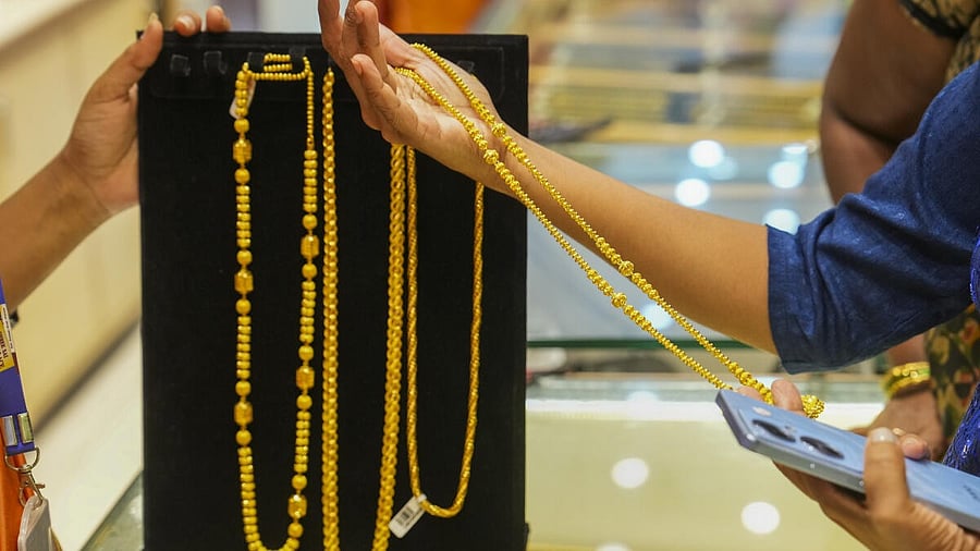 <div class="paragraphs"><p>Representative image showing gold ornament.</p></div>