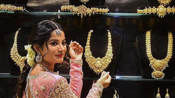 <div class="paragraphs"><p>Kannada Actress Anusha Rai poses with gold jewellery on the occasion of Akshaya Tritiya, in Bengaluru, on Wednesday.</p></div>