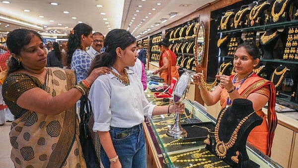<div class="paragraphs"><p>People purchase gold ornaments on Akshaya Tritiya at a store in Gandhi Bazaar on Wednesday. </p></div>
