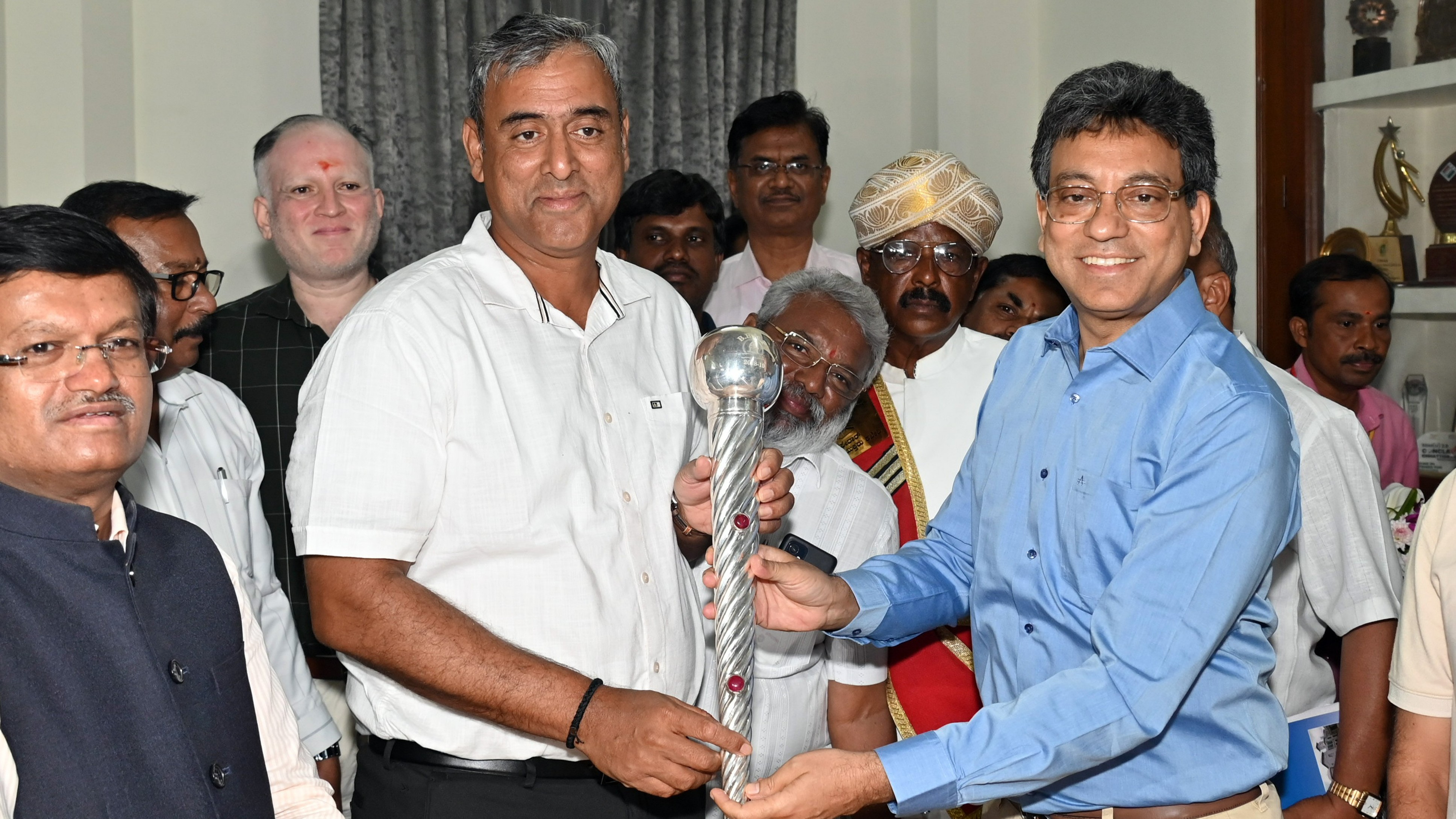 <div class="paragraphs"><p>M Maheshwar Rao (L) takes over from Tushar Girinath at the BBMP head office on Wednesday.</p></div>