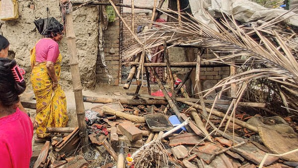 <div class="paragraphs"><p>National Commission for Women (NCW) Chairman Vijaya Rahatkar and other officials of the commission during a meeting with riot-affected people, in Murshidabad district, West Bengal, Saturday, April 19, 2025.</p></div>