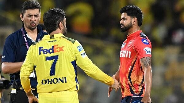 <div class="paragraphs"><p>Chennai Super Kings' MS Dhoni shakes hands with Punjab Kings' Shreyas Iyer during the toss before the match.</p></div>