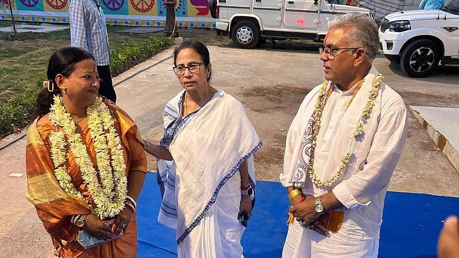 <div class="paragraphs"><p>The former BJP MP and his wife, who is also a leader in the saffron party, offered prayers at the temple before meeting the CM in a building located on the same campus.</p></div>