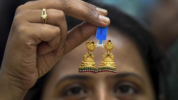 <div class="paragraphs"><p>A customer holds a pair of earrings at a jewellery shop on the occasion of ‘Akshaya Tritiya’ festival, in Chikkamagaluru, Karnataka, Wednesday, April 30, 2025.</p></div>