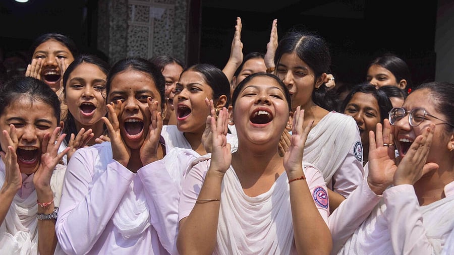 <div class="paragraphs"><p>Students celebrate their success</p></div>