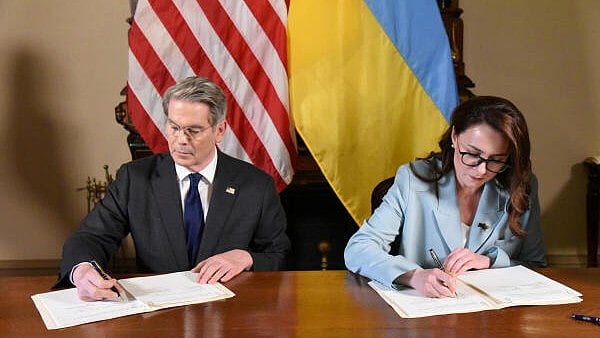<div class="paragraphs"><p>US Treasury Secretary Scott Bessent and Ukrainian First Deputy Prime Minister Yulia Svyrydenko sign a deal that will give the United States preferential access to new Ukrainian minerals deals and fund investment in Ukraine's reconstruction, in Washington.</p></div>