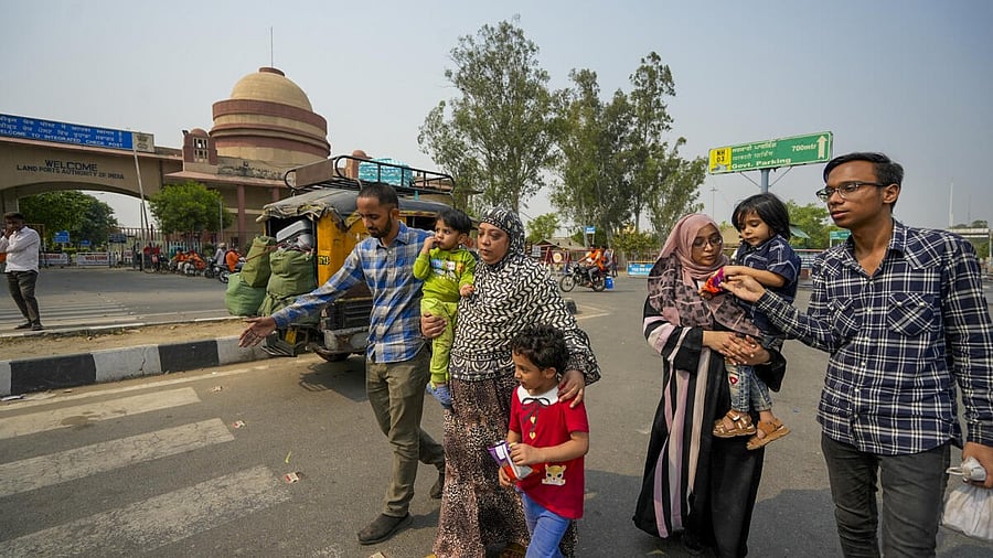 <div class="paragraphs"><p>People at Attari-Wagah border</p></div>
