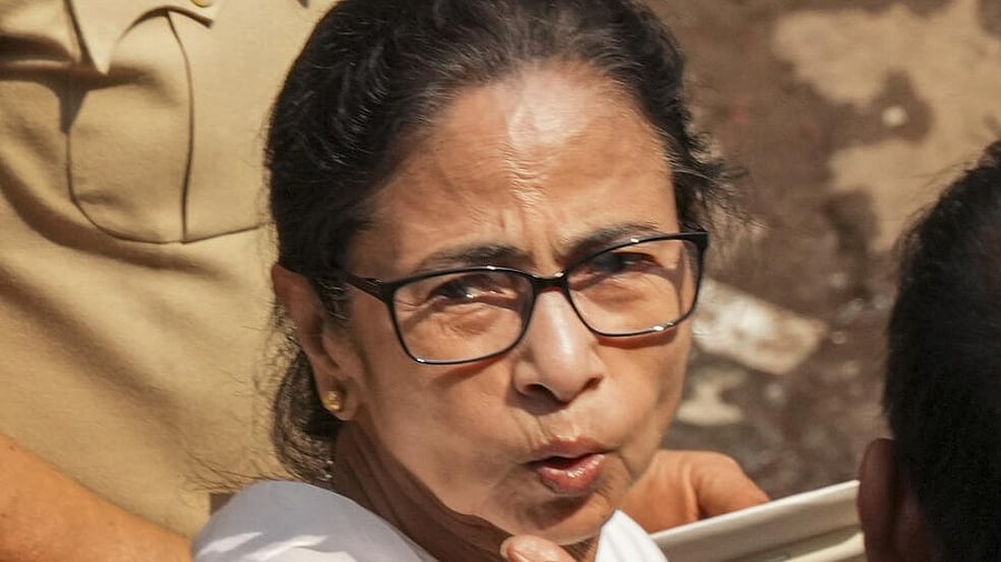 <div class="paragraphs"><p>Mamata visits fire-ravaged hotel.</p></div>