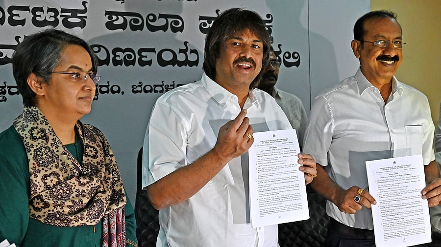 <div class="paragraphs"><p>Minister for School Education and Literacy Madhu Bangarappa announces SSLC results in Bengaluru on Friday.&nbsp;(Left) Principal Secretary (School Education and Literacy) Rashmi Mahesh and Director, Karnataka School Examination and Assessment Board,&nbsp;Gopalakrishna are also seen.</p></div>
