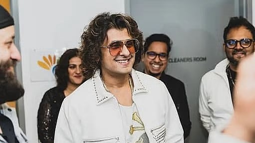<div class="paragraphs"><p>Sonu Nigam.</p></div>