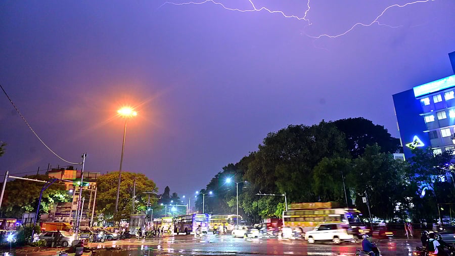 <div class="paragraphs"><p>A lightning streak was spotted near Town Hall on Friday night.&nbsp;</p></div>