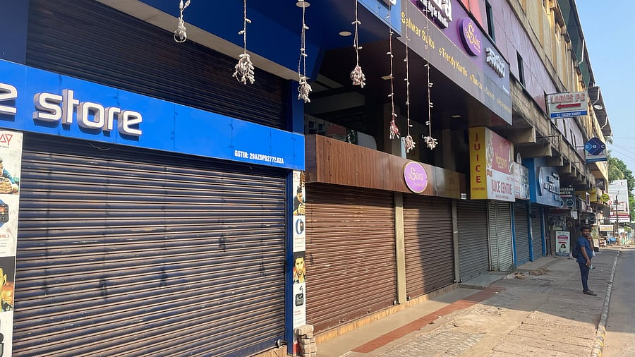 <div class="paragraphs"><p>Shops remained closed at Lalbagh in Mangaluru. </p></div>