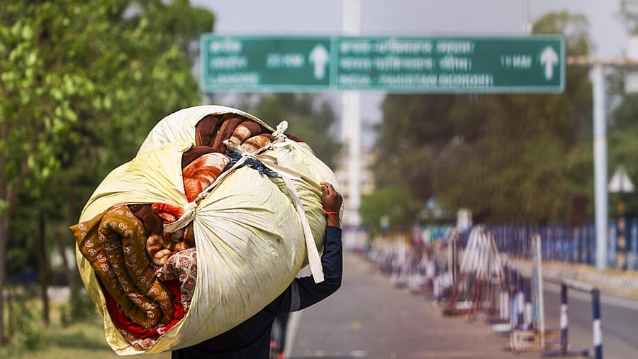 <div class="paragraphs"><p>A Pakistani national walks towards the Attari-Wagah border to cross over to his country, in Amritsar district.</p></div>