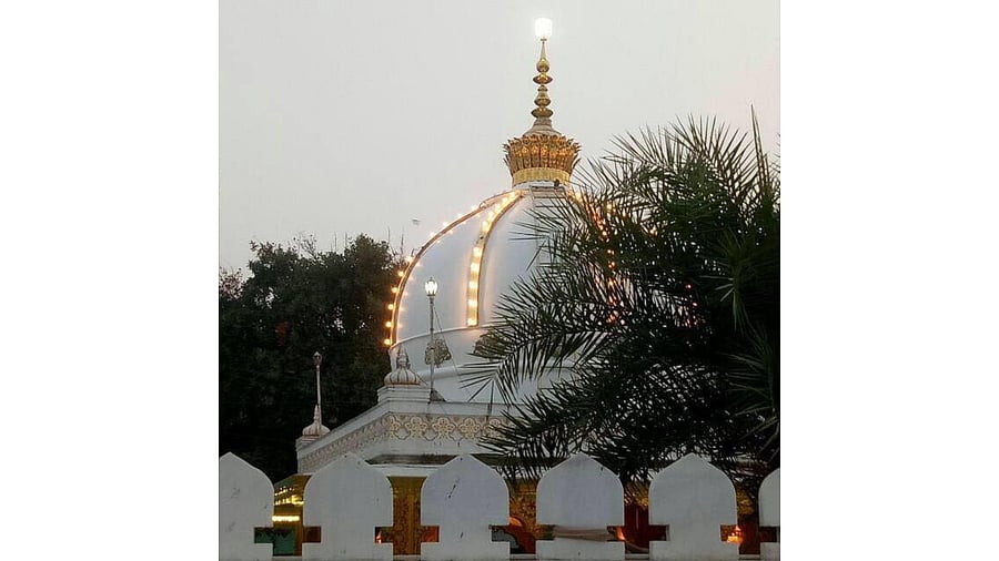 <div class="paragraphs"><p>Masood Ghazi Dargah.</p></div>