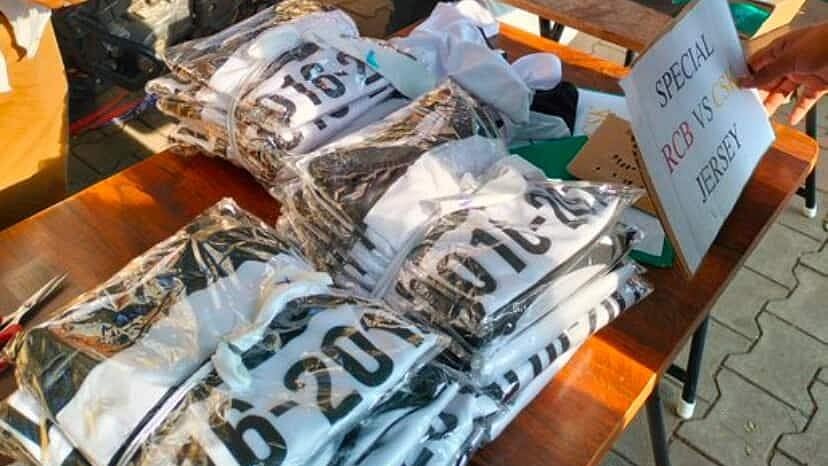 <div class="paragraphs"><p>Fans selling the 'special' jail-themed jersey.</p></div>