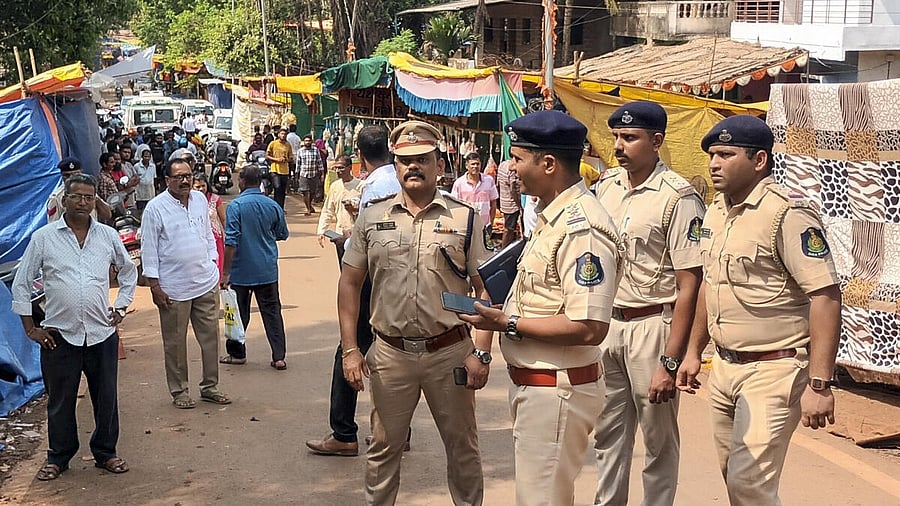 <div class="paragraphs"><p>At least six killed, 30 injured in stampede at temple festival in North Goa.</p></div>
