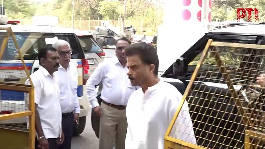 <div class="paragraphs"><p>Anil Kapoor arriving at his mother's funeral.</p></div>