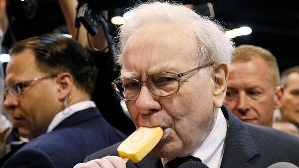 <div class="paragraphs"><p>Warren Buffett bites into an ice cream bar at a Berkshire Hathaway annual meeting.</p></div>
