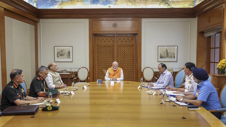 <div class="paragraphs"><p> Prime Minister Narendra Modi holds meeting with Defence Minister Rajnath Singh, NSA Ajit Doval, CDS General Anil Chauhan, Army Chief Gen. Upendra Dwivedi, Navy Chief Admiral Dinesh K Tripathi and IAF Chief Air Chief Marshal Amar Preet Singh, in New Delhi.</p></div>