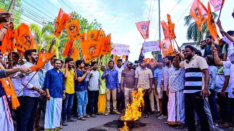 <div class="paragraphs"><p>Members of Brahmin community and Akhila Bharatiya Vidyarthi Parishad stage a protest against the removal of Janivara (sacred thread) of a student, appearing for the NEET exam, in Kalaburagi on Sunday. </p></div>