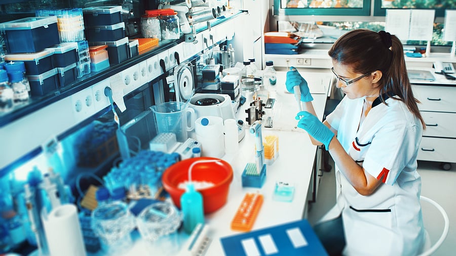 <div class="paragraphs"><p>Young scientist works in modern biological lab</p></div>