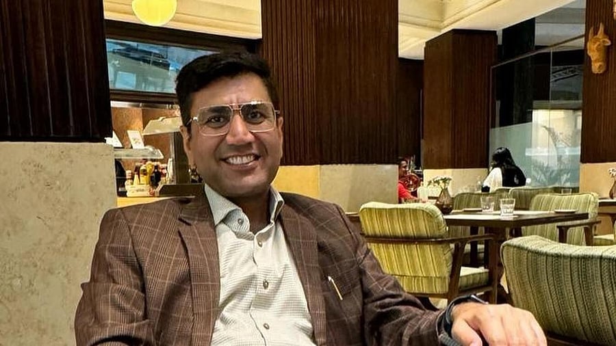 <div class="paragraphs"><p>Senior Journalist Mahesh Langa </p></div>