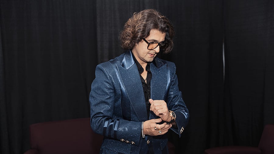 <div class="paragraphs"><p>Sonu Nigam.</p></div>