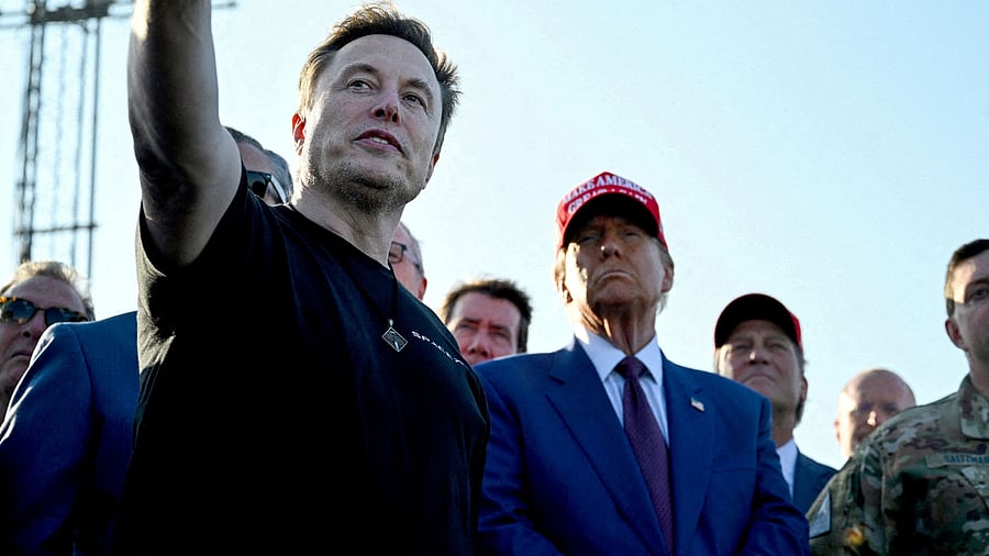 <div class="paragraphs"><p>Elon Musk speaks with US President Donald Trump.</p></div>