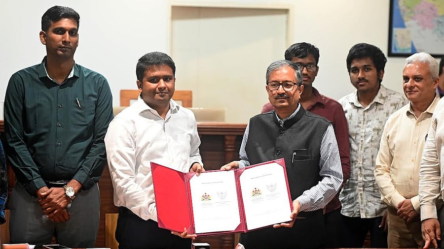 <div class="paragraphs"><p>DK DC Mullai Muhilan MP exchange memorandum of understanding with NITK Director Prof B Ravi, at the DC office in Mangaluru on Tuesday.</p></div>