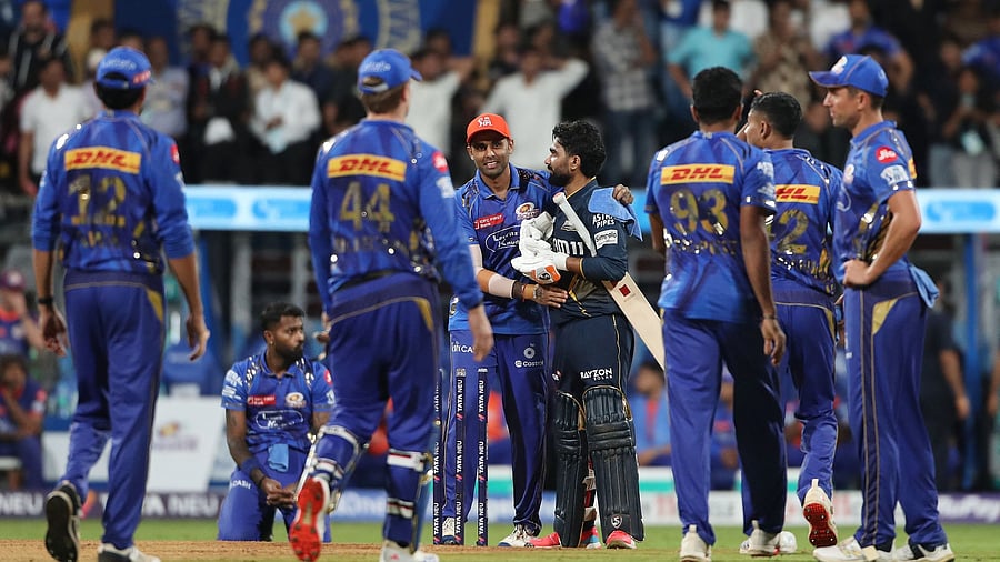 <div class="paragraphs"><p>Gujarat Titans' Rahul Tewatia is congratulated by Mumbai Indians players after the match </p></div>