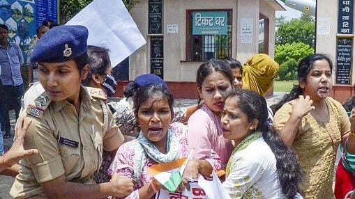 <div class="paragraphs"><p>Police personnel detain aspirants staging a protest demanding the release of Bihar Public Service Commission (BPSC) Teacher Recruitment Exam (TRE) 3.0 supplementary results, near the residence of Bihar CM, in Patna.</p></div>
