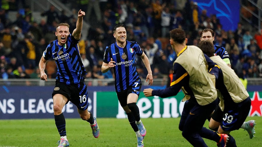 <div class="paragraphs"><p> Inter Milan's Davide Frattesi celebrates scoring their fourth goal with Piotr Zielinski </p></div>