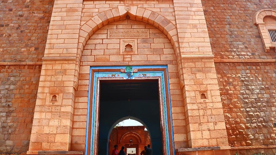 <div class="paragraphs"><p>The entrance to the 'vaade'. </p></div>