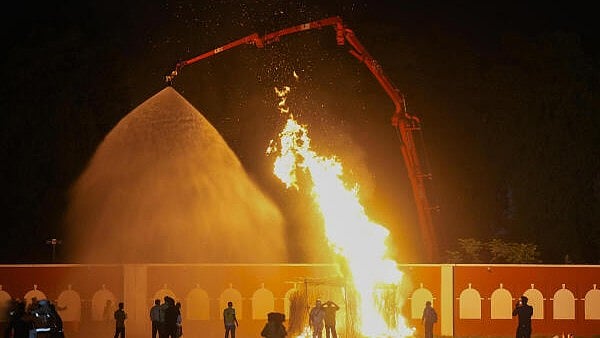 <div class="paragraphs"><p>People during a mega civil defence mock drill 'Operation Abhyaas', at Reserve Police Lines, in Lucknow.</p></div>