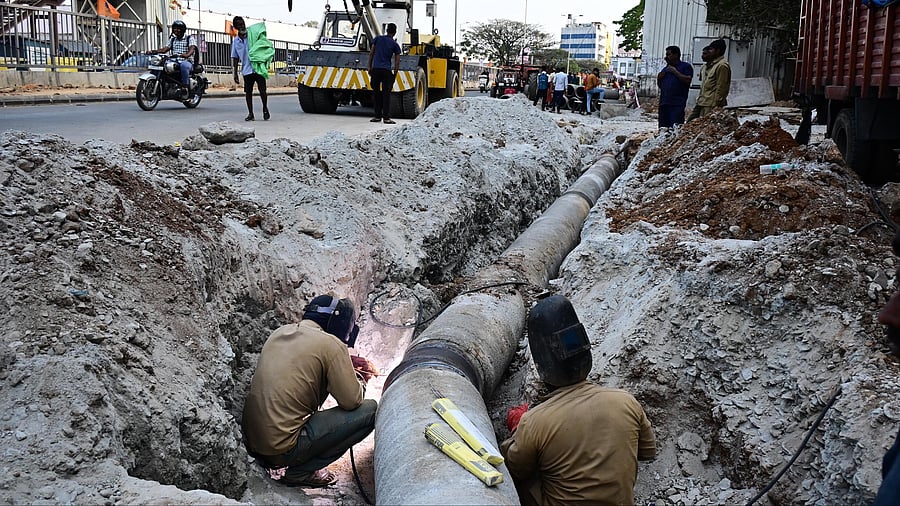 <div class="paragraphs"><p>Workers install Cauvery water pipelines near Majestic in Bengaluru. </p></div>