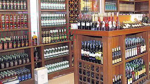 The owners of the liquor shops in the state have asked the authorities to allow them to accept the demonetised currency till December 30 against sale of country made and Indian Made Foreign Liquor (IMFL). DH file photo