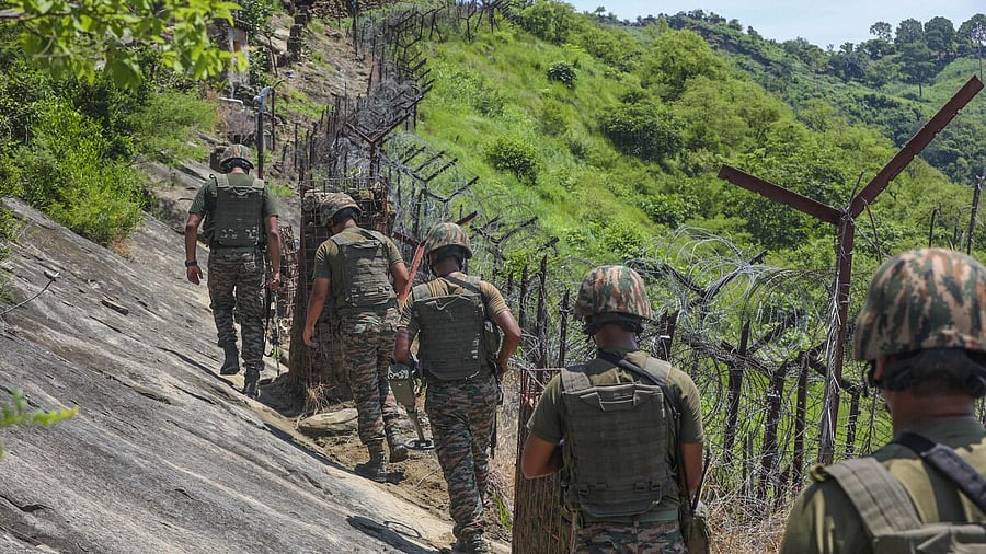 <div class="paragraphs"><p>Indian Amry officials at the Line of Control.</p></div>