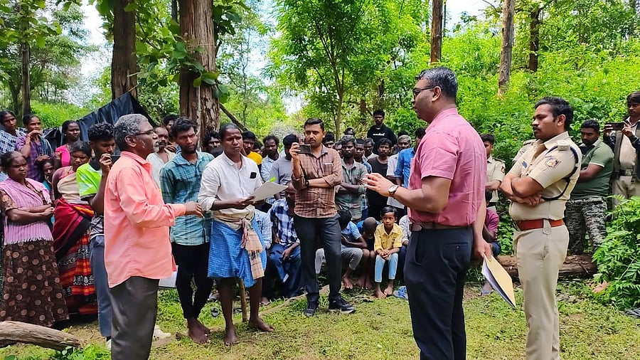 <div class="paragraphs"><p>Forest department officials convince the protestors to move out of the Nagarahole reserve forest area.</p></div>
