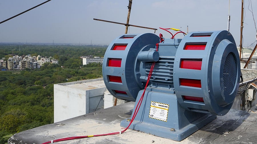 <div class="paragraphs"><p>An air raid siren </p></div>