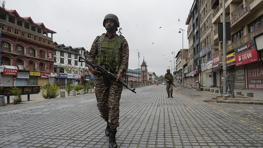 <div class="paragraphs"><p> Security personnel keep vigil amid prevailing India-Pak tensions</p></div>