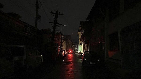 <div class="paragraphs"><p>Vehicles stand parked on a road during blackout in view of the ongoing military conflict between India and Pakistan, in Srinagar, J&K</p></div>