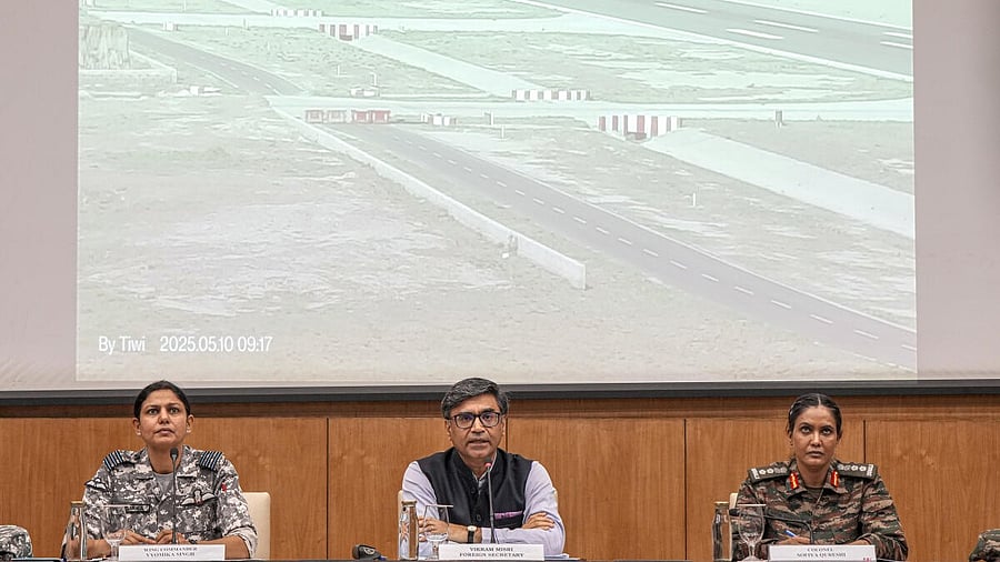 <div class="paragraphs"><p>Foreign Secretary Vikram Misri with IAF officer Wing Commander Vyomika Singh and Army's Colonel Sofiya Qureshi addresses a press conference, in New Delhi, Saturday, May 10, 2025.</p></div>