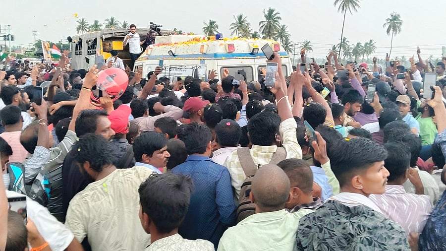 <div class="paragraphs"><p>People gather in large numbers to pay last respects to Army jawan Murali Naik, who lost his life in Pakistan shelling in Poonch-Rajouri sector along the Line of Control, in Chikkaballapur on Saturday. The vehicle carrying the mortal remains of Naik briefly stopped in Chikkaballapur en route to his native in Sri Sathya Sai district in Andhra Pradesh.</p></div>