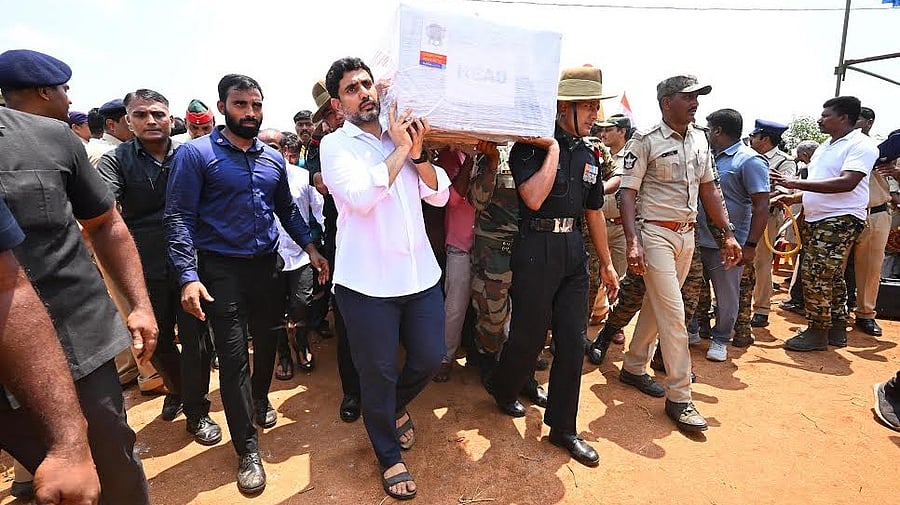 <div class="paragraphs"><p>Murali Naik's body being carried for his last rites.</p></div>