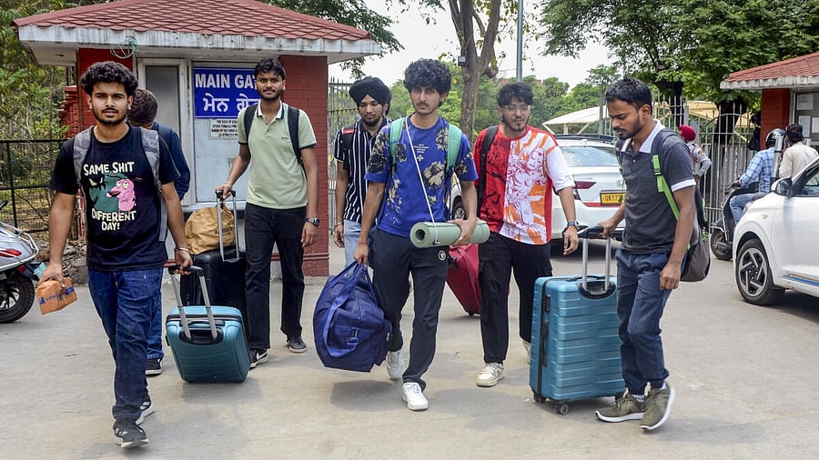 <div class="paragraphs"><p>College students leave for their homes, amid India-Pakistan tensions.</p></div>